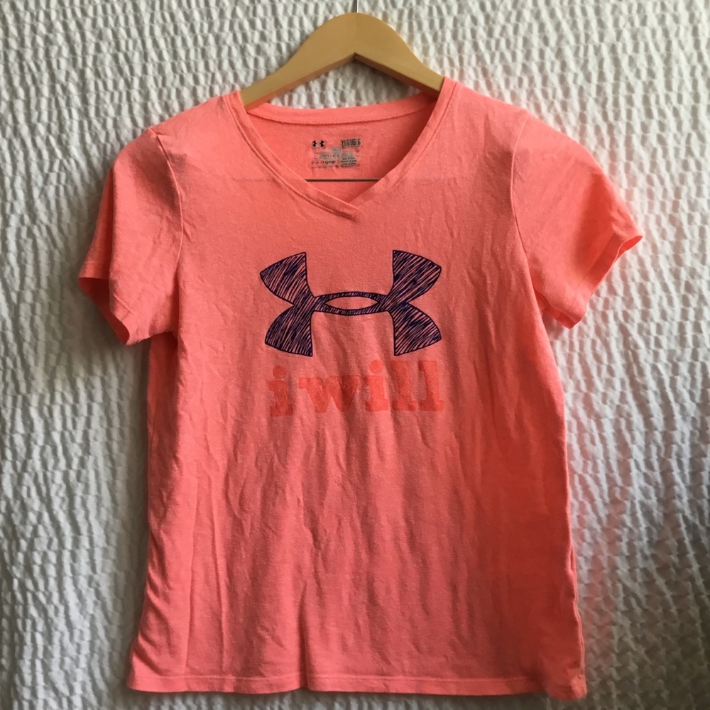 Under armor tee fits like xs